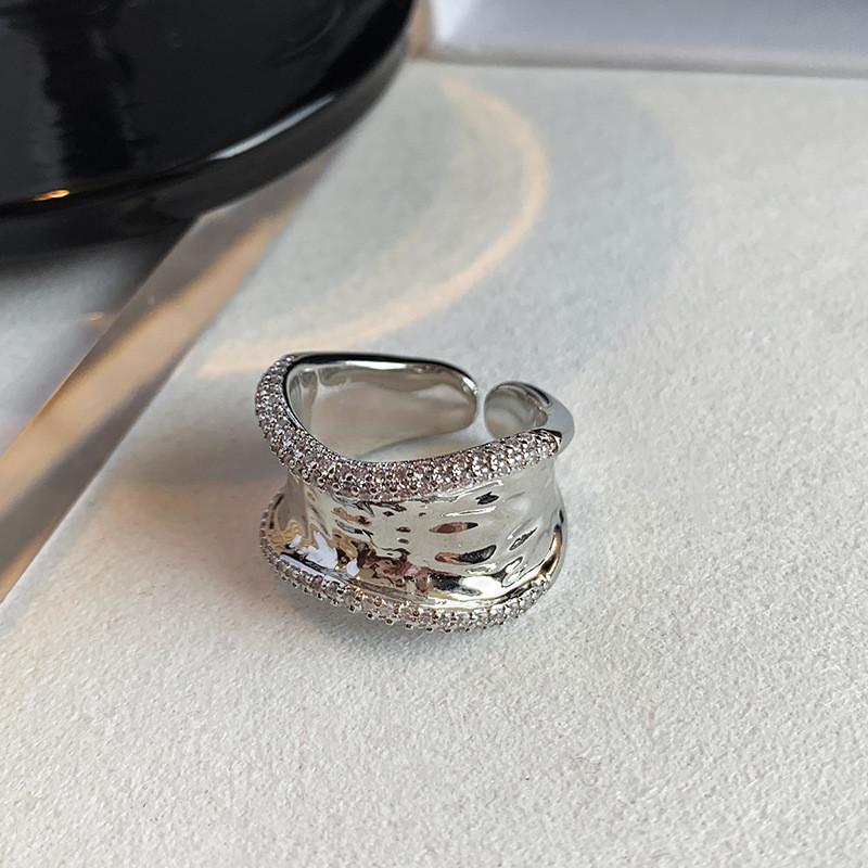 Stilvoller goldener offener Ring für Damen mit einzigartigem unregelmäßigem Strassdesign für modisches Fingeraccessoire