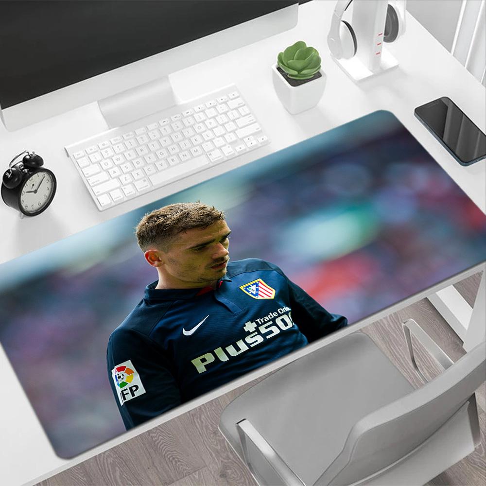 Player Celebrates Victory Moment Gaming Mouse Pad Gaming Laptop Mouse Pad Ultra-Long Desk Mat Non-Slip Rubber Base Office Desk Accessory