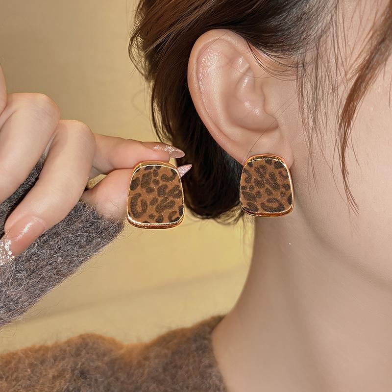 High-End Brown Geometric Leopard Print Stud Earrings - Minimalist Luxury Design