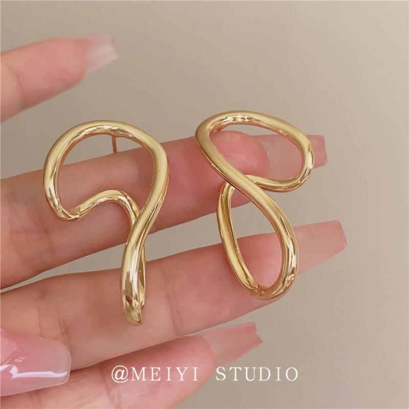 Premium French Retro Metal Twist Earrings, Unique Design, Bold Personality, Fashionable & Chic Style