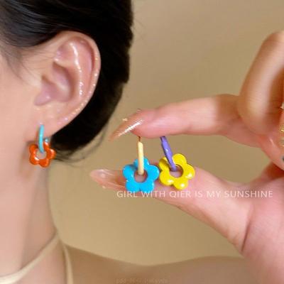 Pendientes de flor con color contrastante dopamina, esmaltados, simples, dulces, pequeños, frescos, de moda, nicho, versátiles