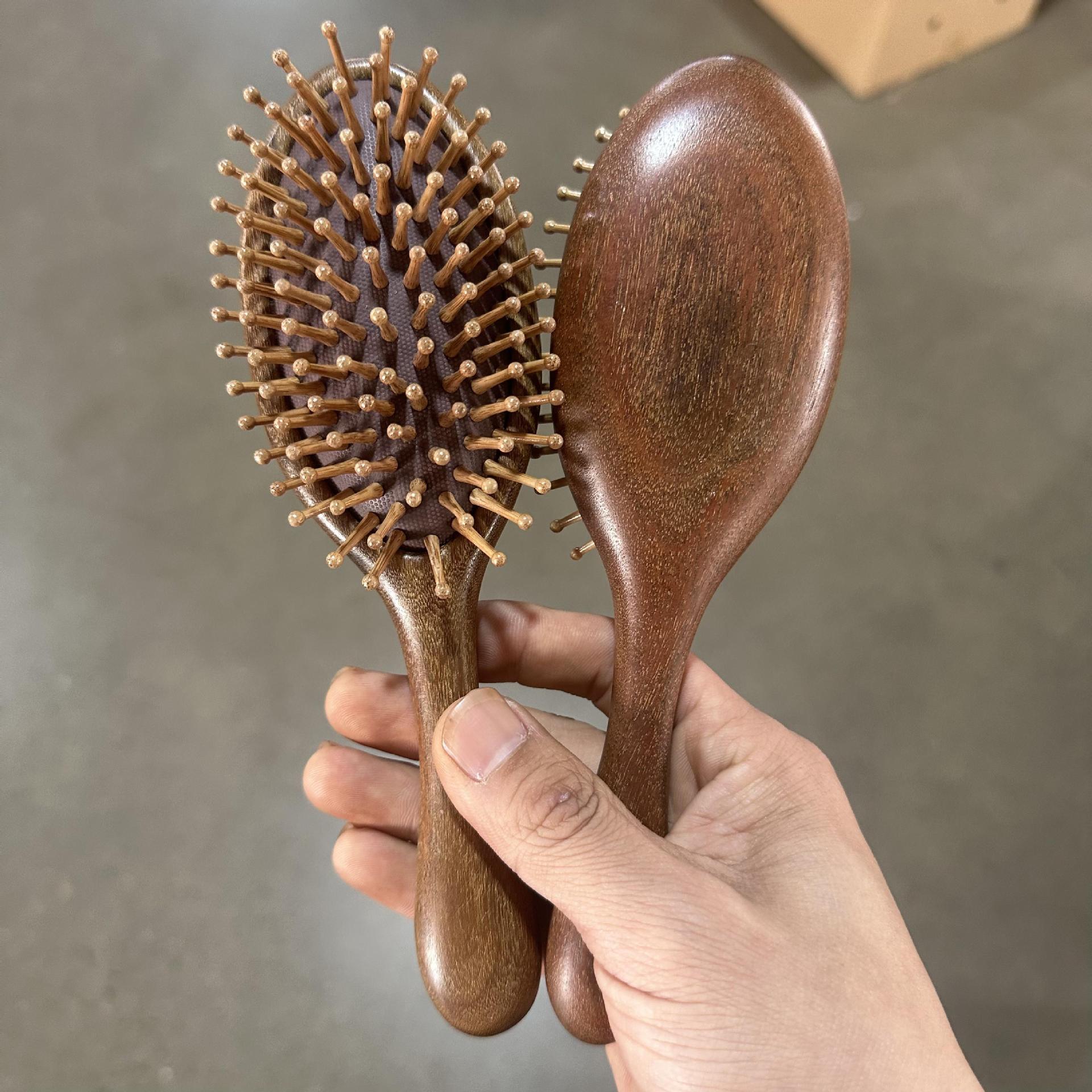 

Большая расческа с воздушной подушкой из золотистого сандала с толстой круглой ручкой для массажа кожи головы и распутывания