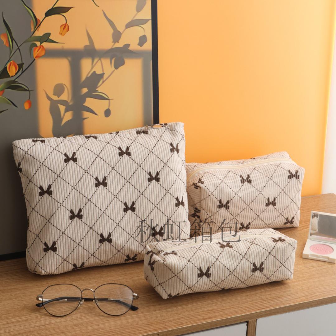 

Косметичка и туалетная сумка Smiley Corduroy - клатч, кошелек и решение для хранения Medium