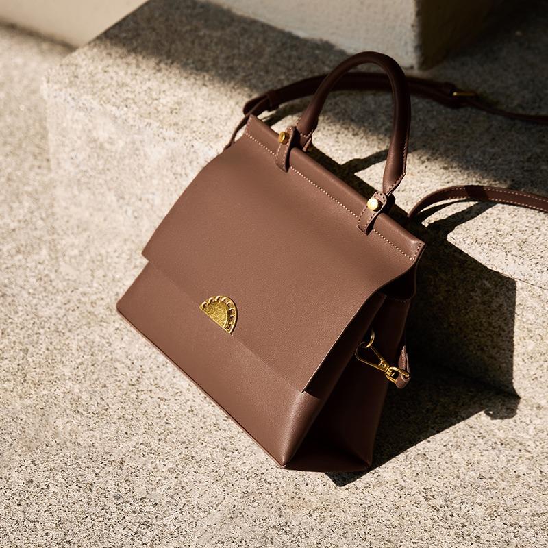 

Женская сумка через плечо из натуральной кожи Женская сумка на одно плечо (25*10*20 см) 612410023 темно-коричневого