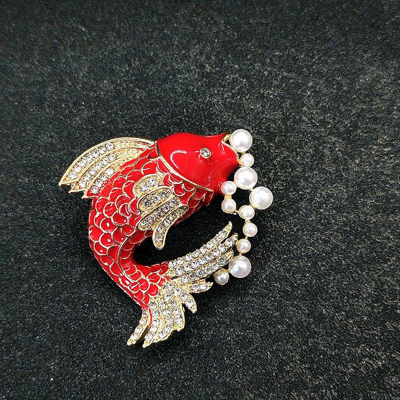 Brož se zlatými rybkami Koi - Vyzařuje sofistikovanost, symbolizuje štěstí a prosperitu rok co rok.