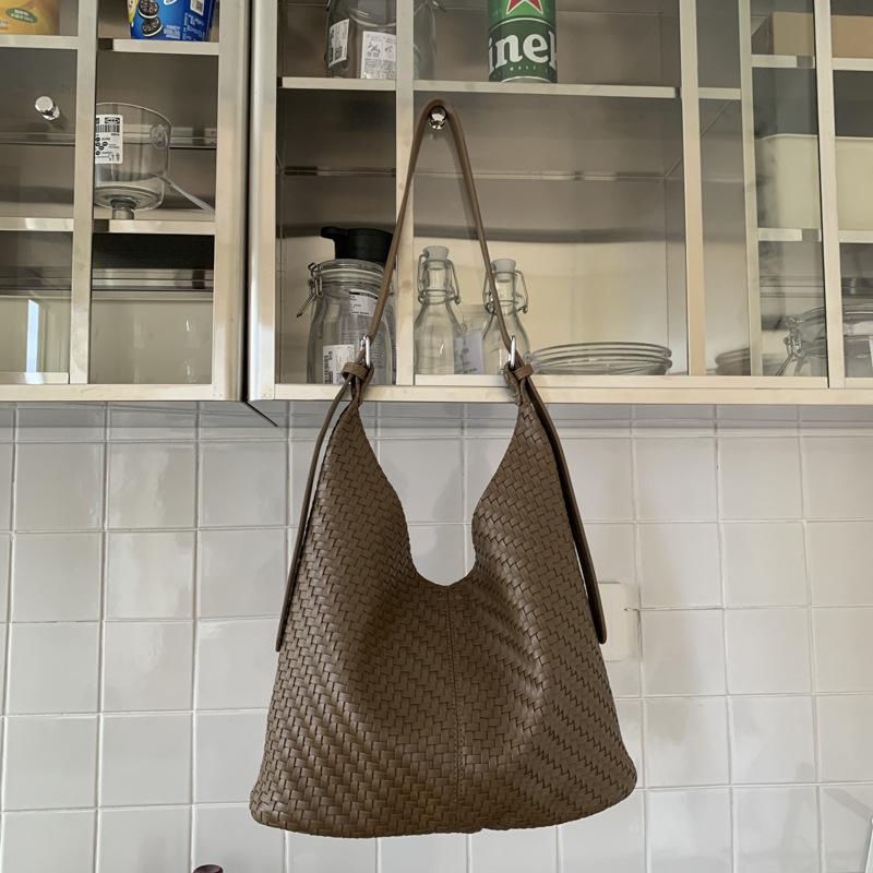 

Large capacity bag women s autumn and winter fashion woven pattern shoulder messenger bag retro commuter bucket bag