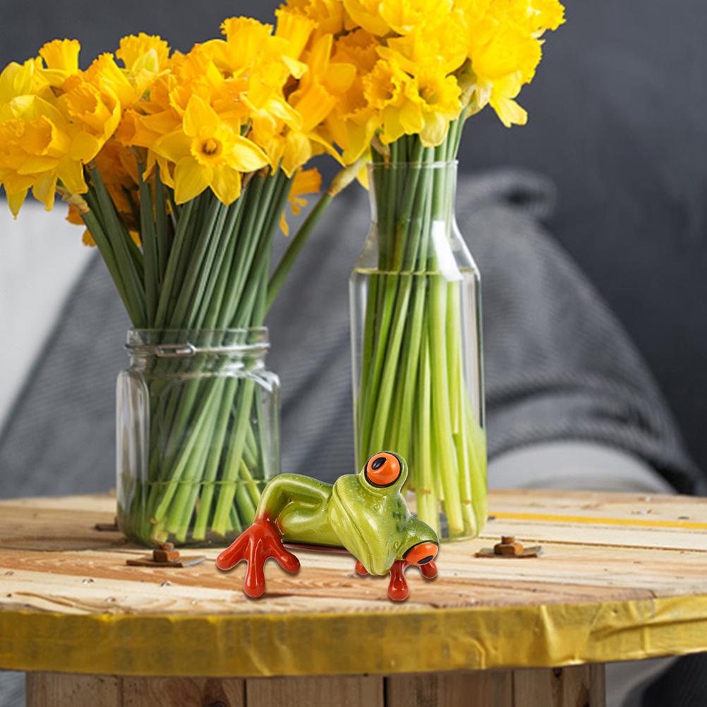 2 Pcs Miniature Chaste Frog Ornament Outdoor Table Decor Resin Desktop Decoration