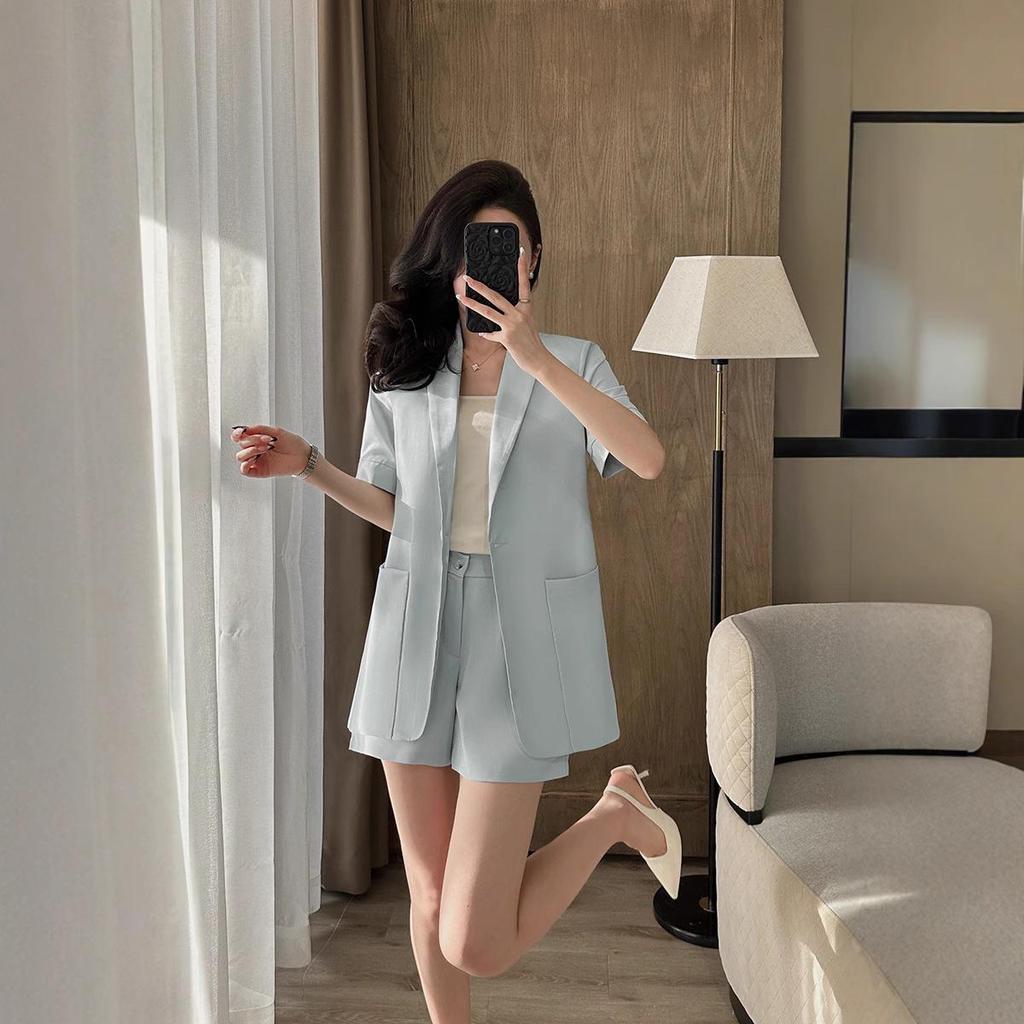 Schicker Göttinnen-Stil Damen Sommeranzug: Zweiteiliges Set aus Blazer mit kurzen Ärmeln und Shorts