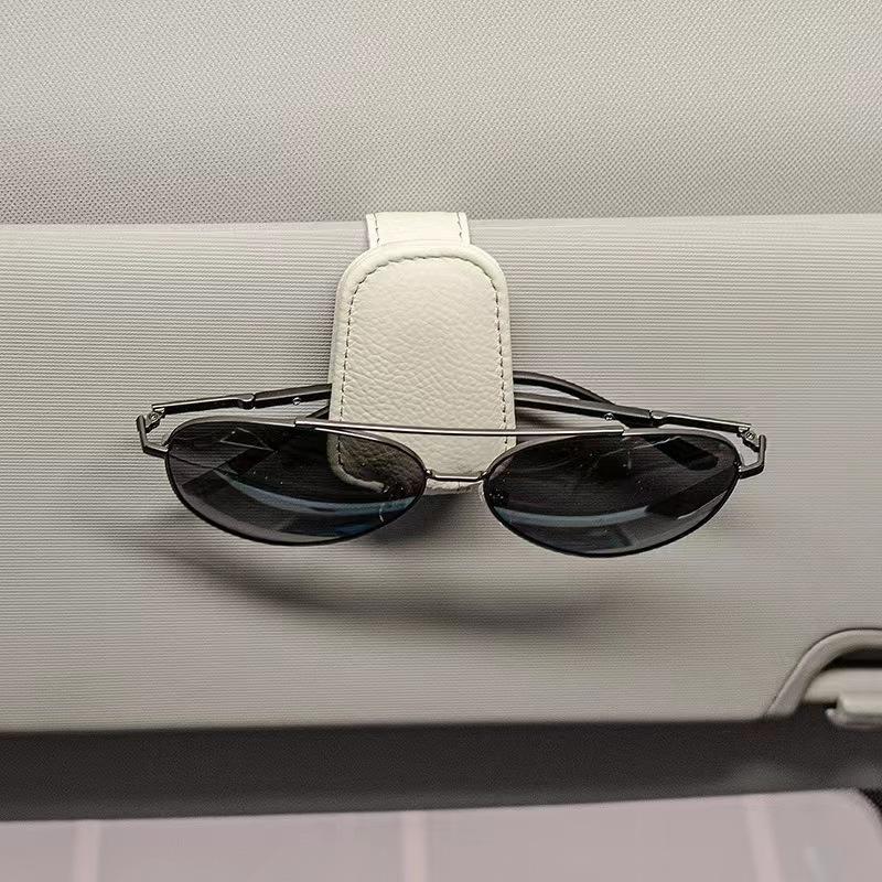 Der Brillenhalter ist geeignet für Auto-Sonnenblenden, Leder-Sonnenbrillen, Magnetische Clips, Ticket-Halter und Auto-Sonnenblenden-Zubehör