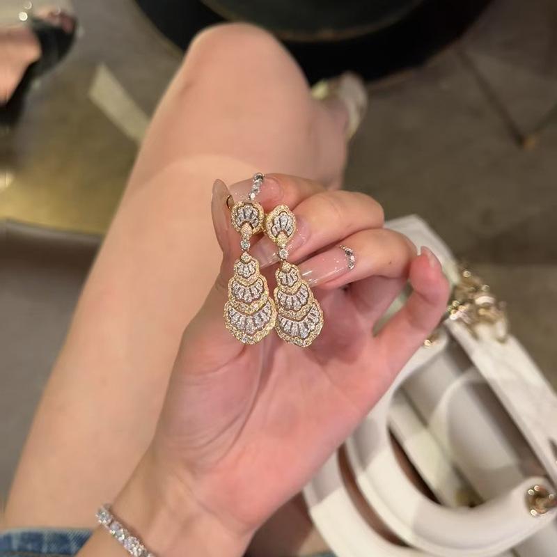 Medieval Gold Fan-Shaped Water Drop Temperament Earrings, Long Fringed Retro Earrings, Femininity, High-End Design Earrings.