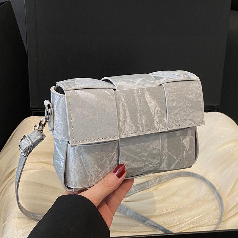 

Изысканная маленькая квадратная сумка Супер горячая маленькая сумка Женская нишевая дизайнерская Модная и универсальная плетеная сумка через плечо