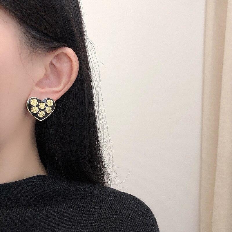 Basic Minimalist Modish Stylish Red Black White Heart Gold Tone Color Flower Metallic Stud Earrings New Arrival Korean Earings JewelrySimple Stud