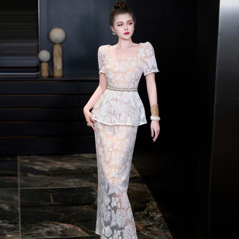 

Французское платье с квадратным вырезом, украшенное стразами - Коллекция Весна/Лето 2026 L