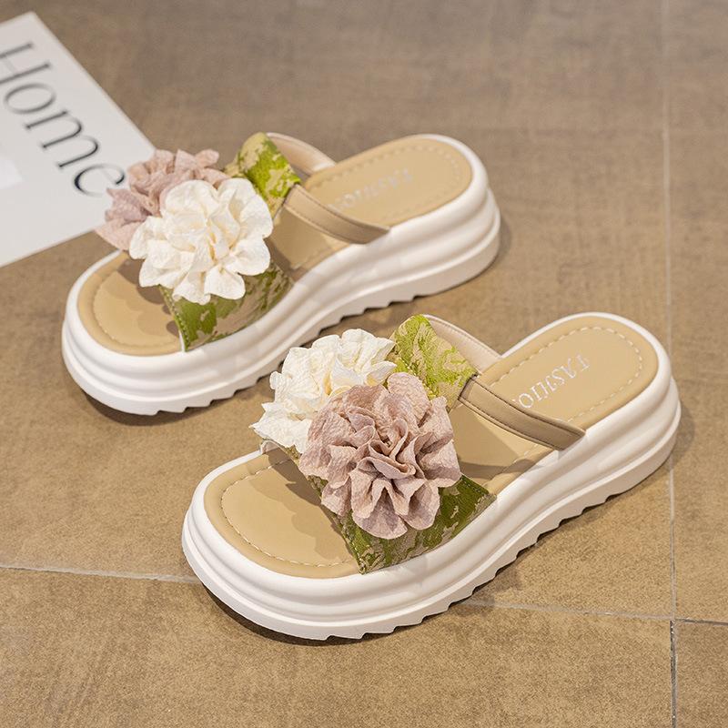 

Летом 2025 года выйдут новые однотонные женские тапочки большого размера с круглым носком и толстой подошвой в виде цветка ветра. 41 зелёный