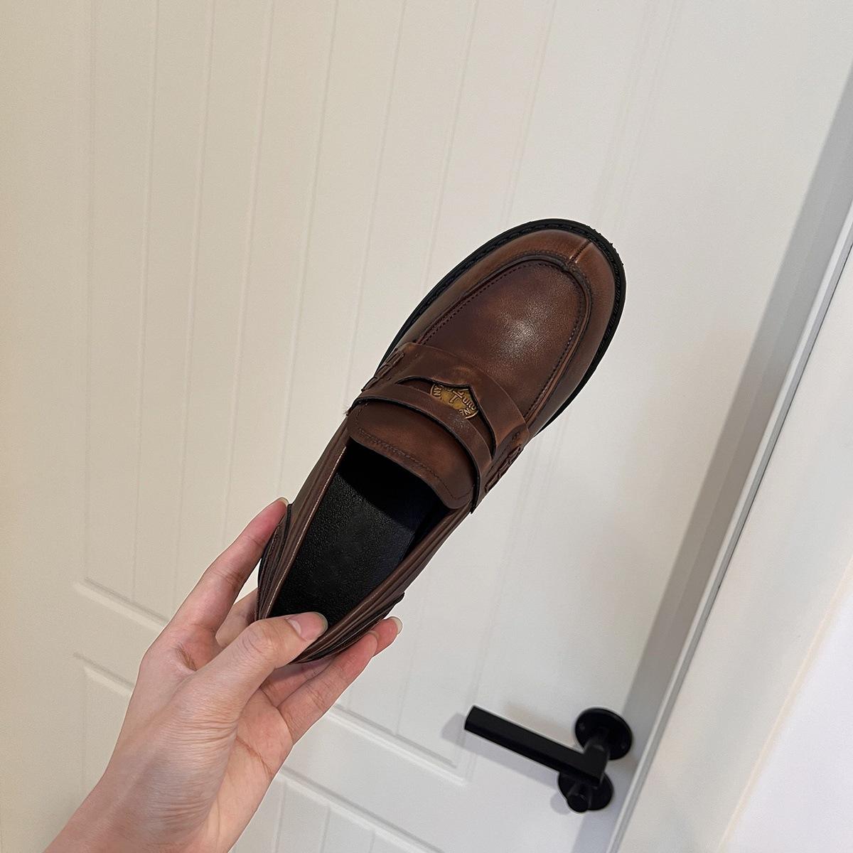 

Версия из овчины~ натуральная кожа британский стиль ретро толстый каблук лоферы женские 2025 новые туфли-однопедальки из маленькой кожи jk одинарные туфли 40