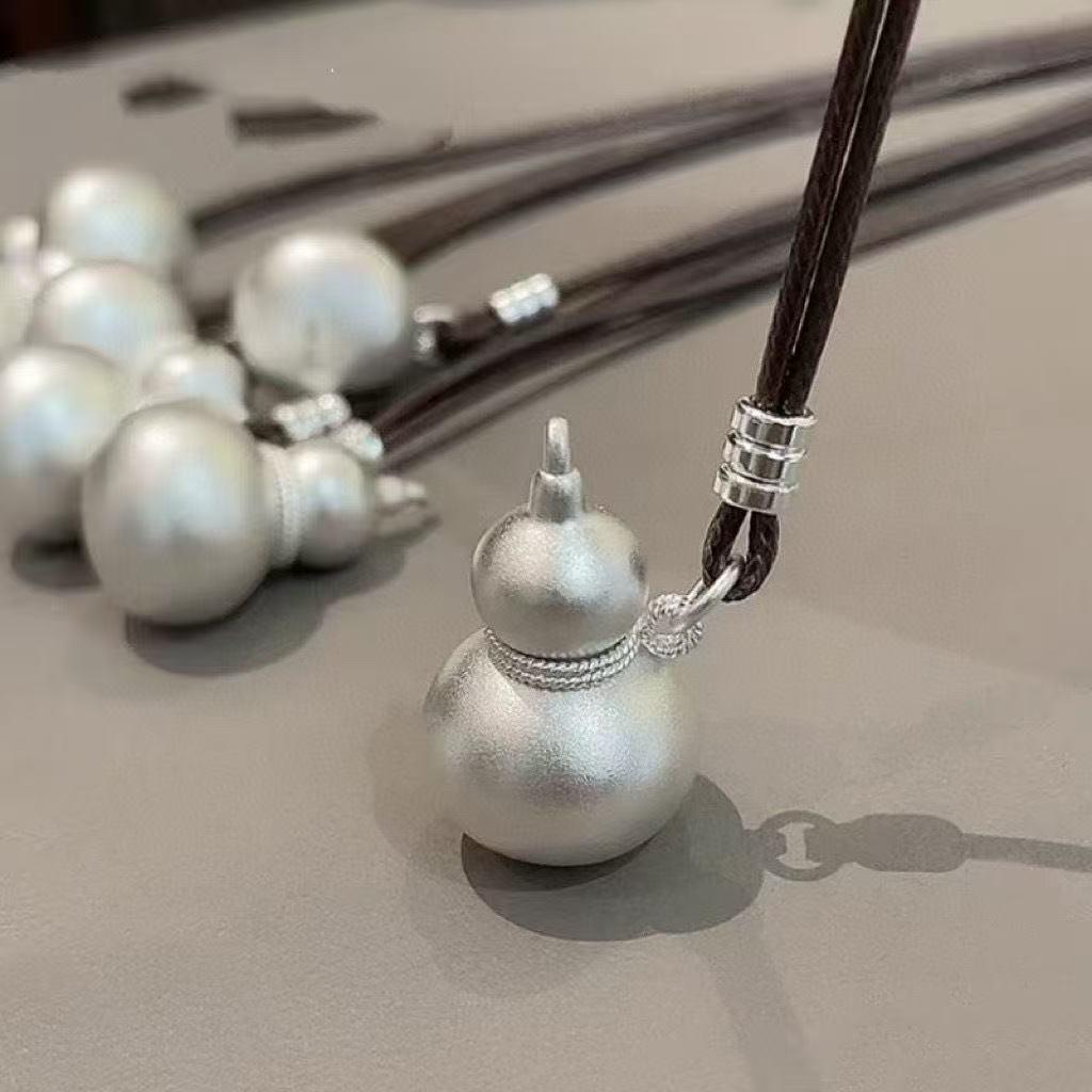 Elegant Frosted Gourd Necklace for Women - Contemporary Chinese Style, Light Luxury, Simple Design Sweater Chain.