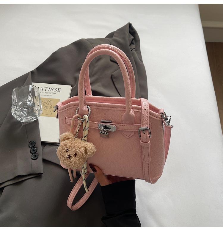 

Super fire small bag women s spring and summer 2025 new versatile shoulder messenger bag casual niche design portable Kelly bag розовый