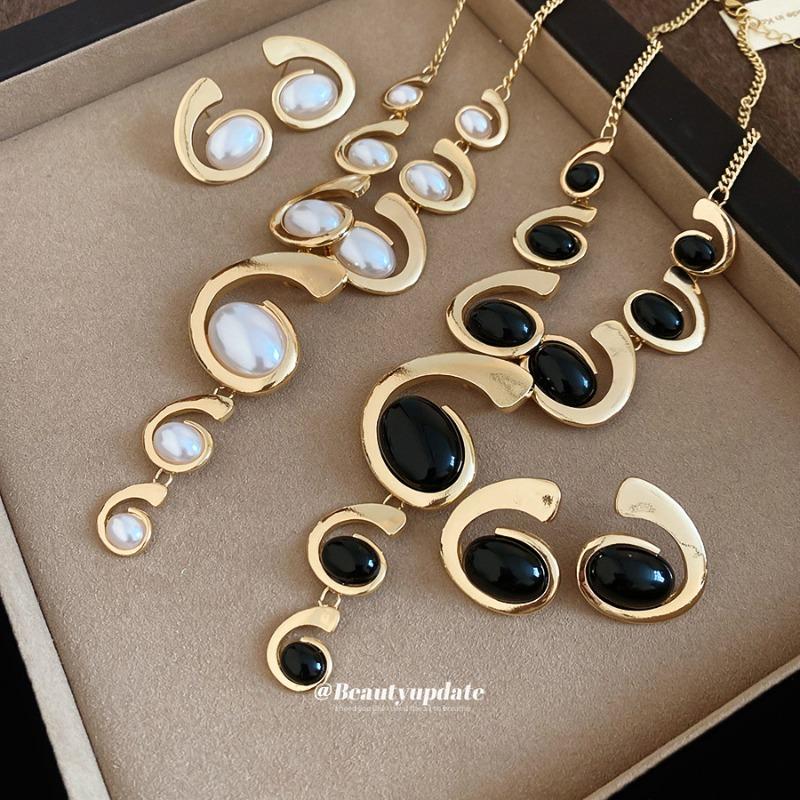 Metal Oval Tassel Necklace Earrings Medieval Light Luxury High-end Jewelry Set Design Niche Jewelry Women