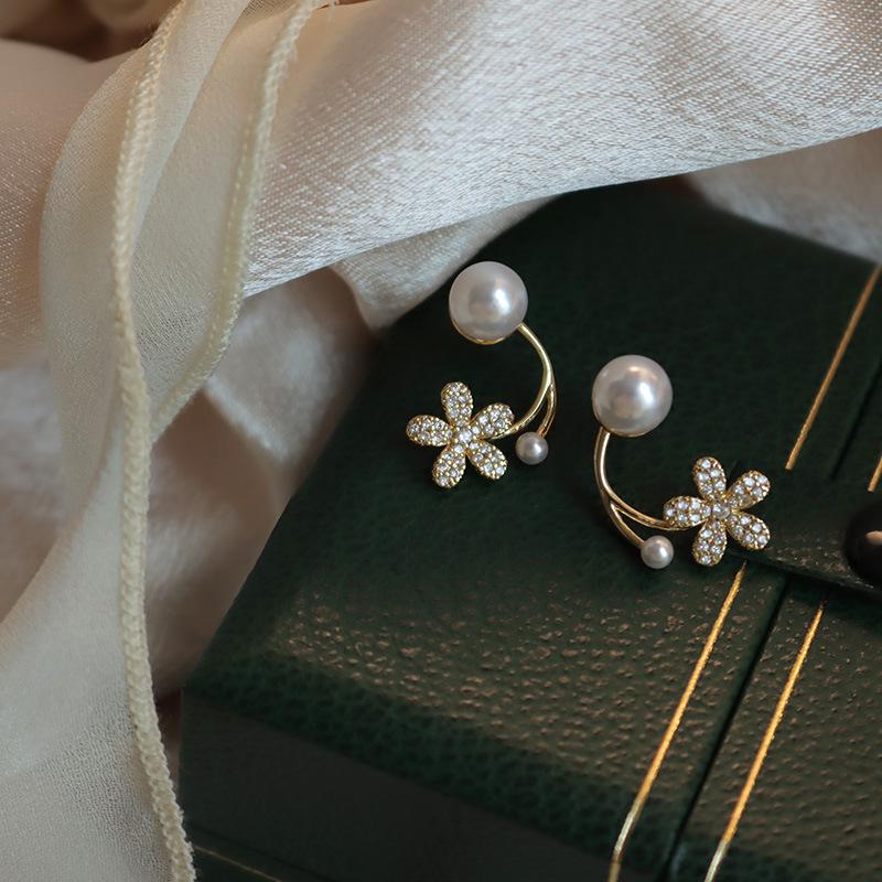 Boucles d'oreilles de luxe tendance 2024 accrocheuses pour femmes: Boucles d'oreilles à clous tendance et polyvalentes pour l'automne et l'hiver