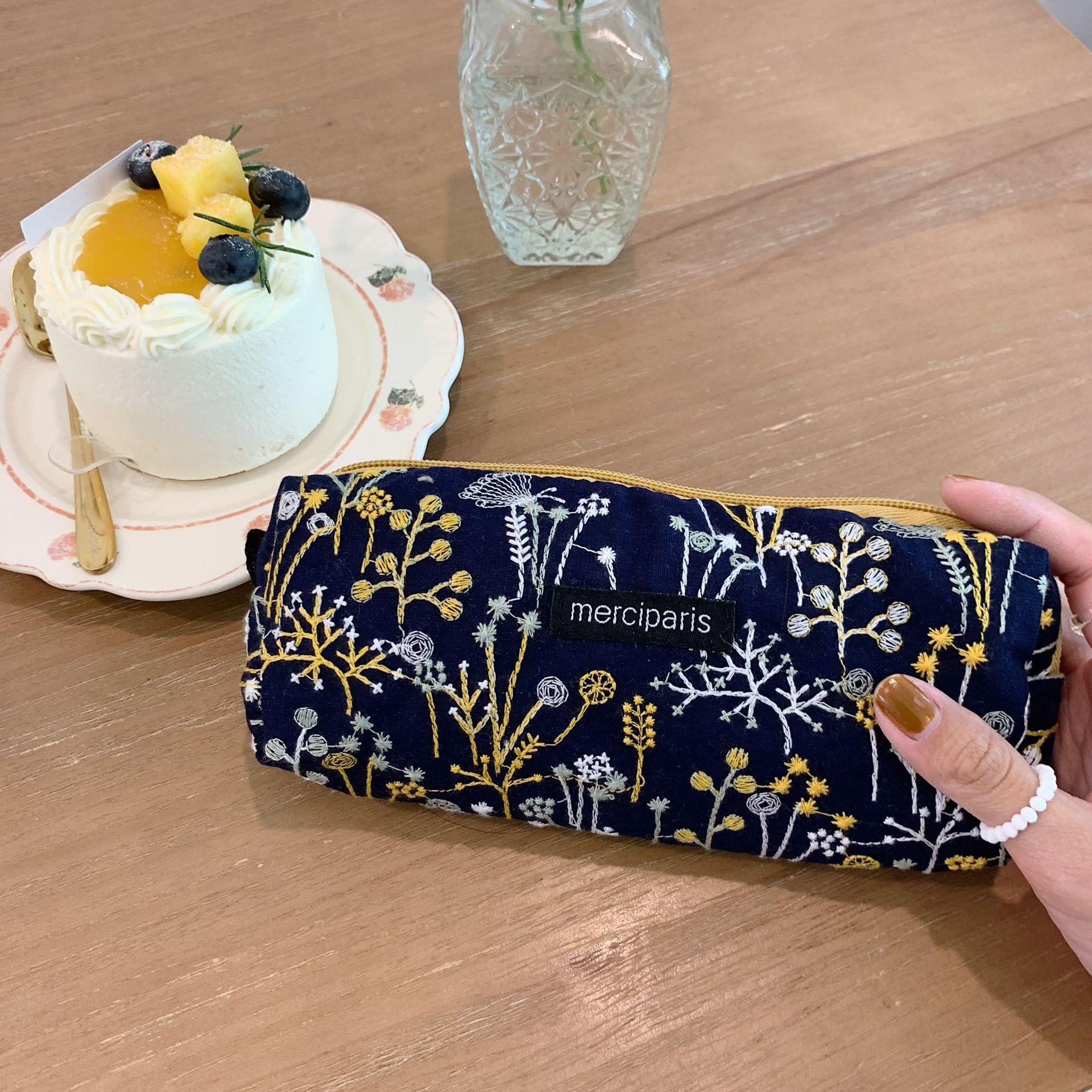 

Women Artistic Embroidery Mantianxing Simple Student Stationery Storage Cosmetic Bag OneSize темно-синього кольору