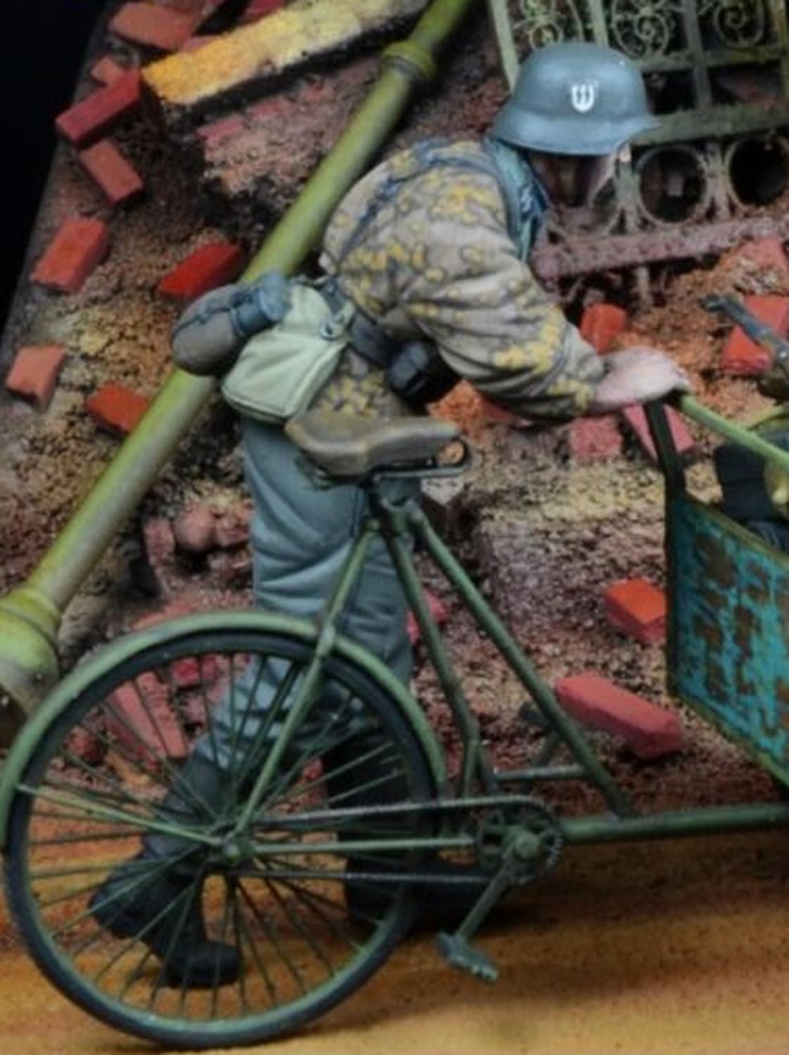 

D-Day Miniatures 1/35 Scale WW2 German Waffen-SS Soldier Pushing a Car #3 1942-45 Resin Kit DD35274 (Person)