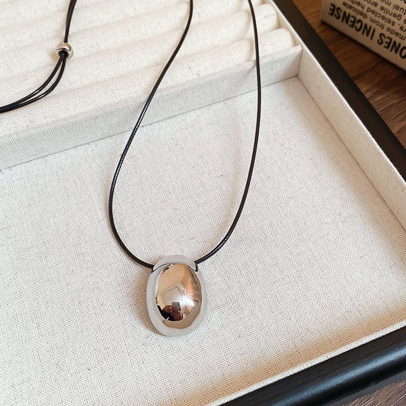 Collar con Colgante de Croissant Estilo Coreano - Cadena Larga Minimalista para Suéter para Mujer, Perfecto para Otoño/Invierno.