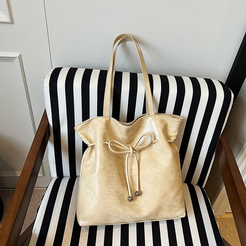 Fashion high-quality texture underarm bag women's 2025 new shoulder bag large-capacity simple and versatile commuter tote bag