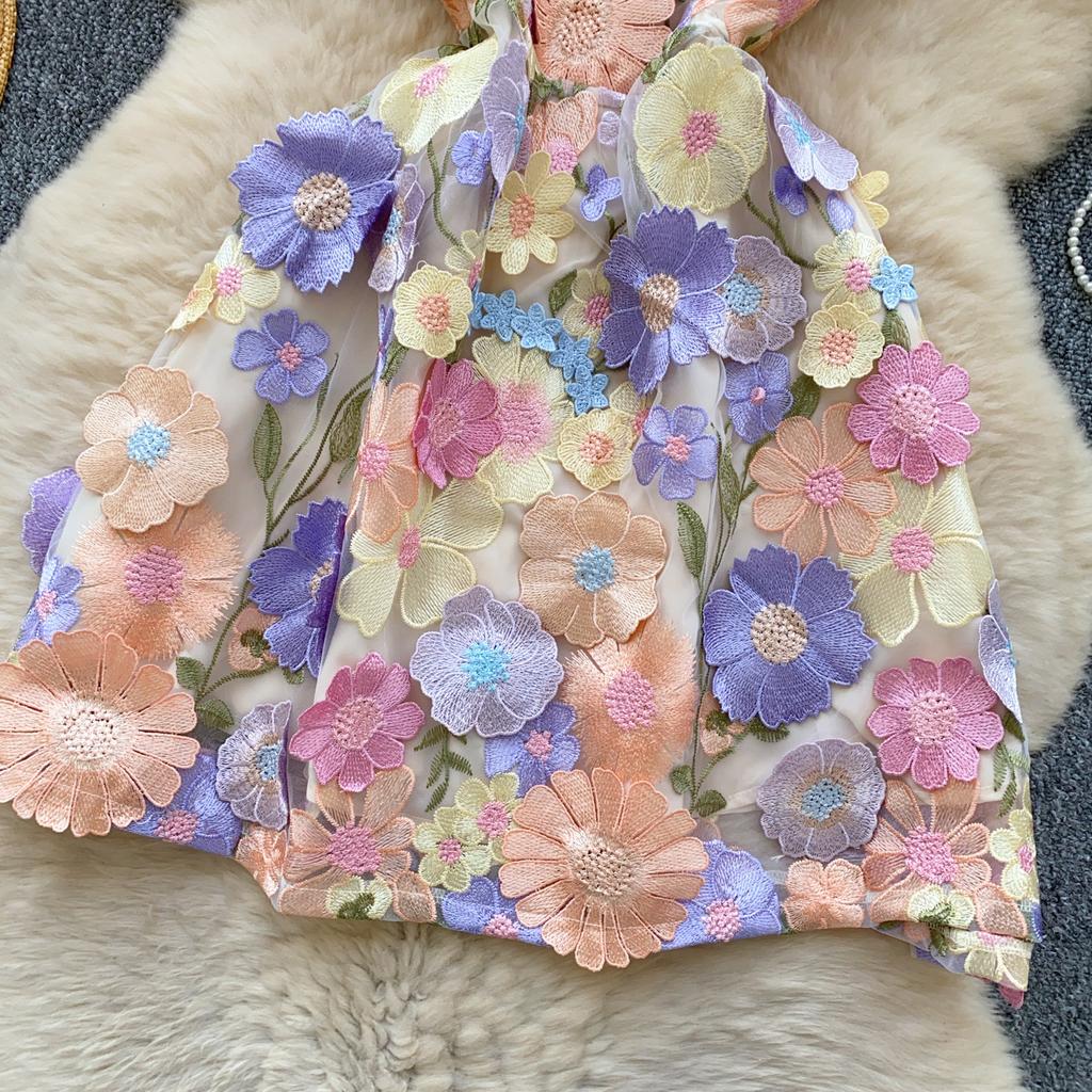 Nischenhaftes Französisches Designgefühl Dreidimensionales Blumennetz Stickerei Taille Schlank Träger A-Linie Kleid Kurzer Rock