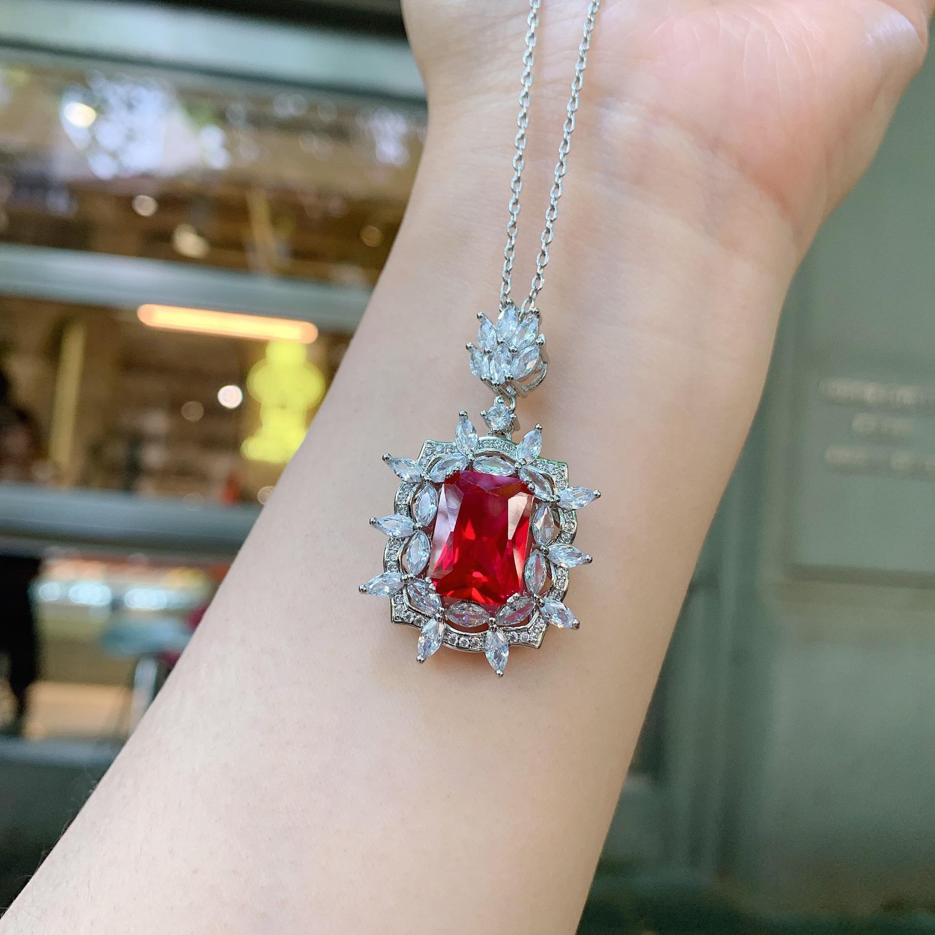 

S925 Серебряная игла Популярная имитация ювелирных изделий Аксессуары Набор имитация голубиной крови Красный корунд кулон ожерелье Мода Женщины