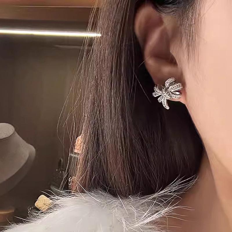 Korean Version of Gentle New Stud Earrings, Bow Symmetrical Boutique Earrings, Lady Princess Internet Celebrity