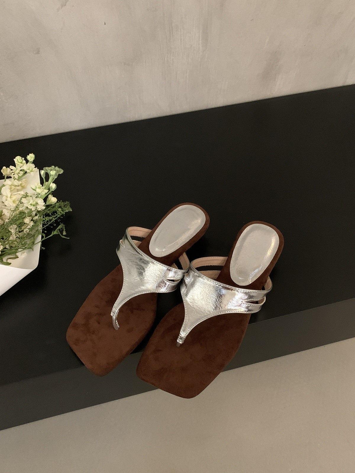 

Французский нишевый дизайн шлепанцы на танкетке женская уличная обувь 2025 лето новинка серебристые римские сандалии 40 серебряный