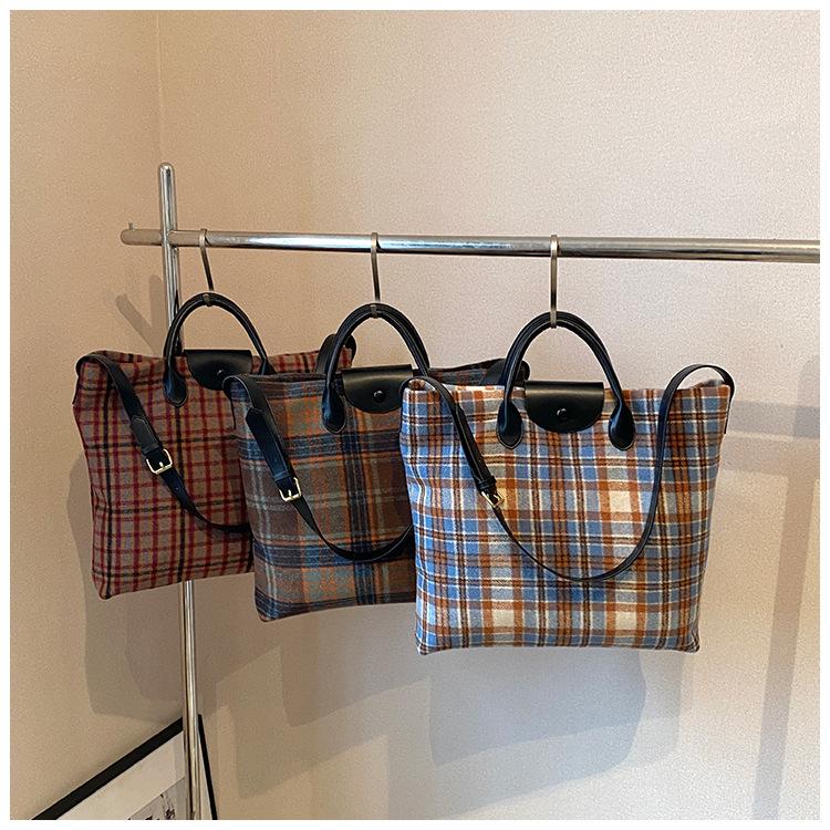 2024 Women's Trendy Woolen Large-Capacity Messenger Tote for Autumn/Winter - Versatile College Handbag