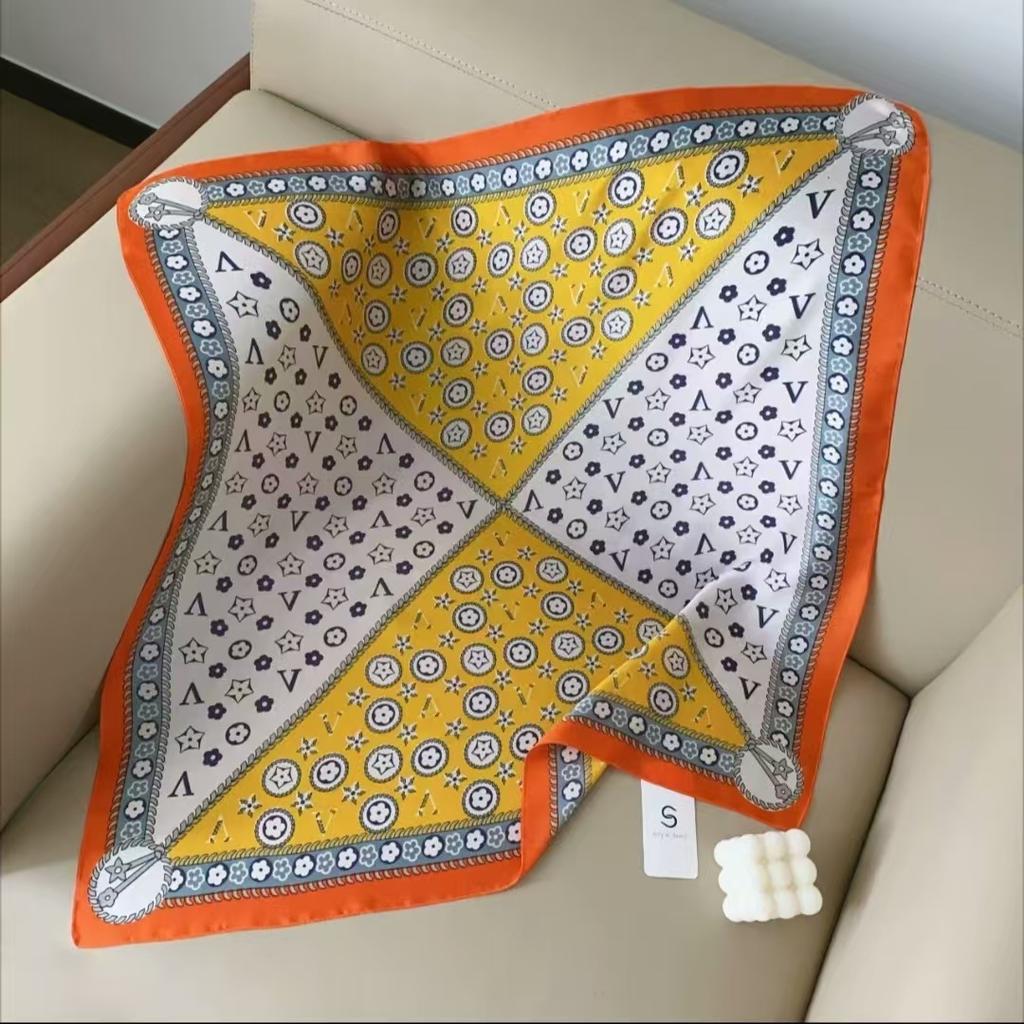 Eleganti Foulard di Seta da Donna Con Centinaia di Camicie, Assistenti di Volo, Decorazione Professionale, Protezione del Collo, Foulard, 70 Foulard Quadrati Piccoli.