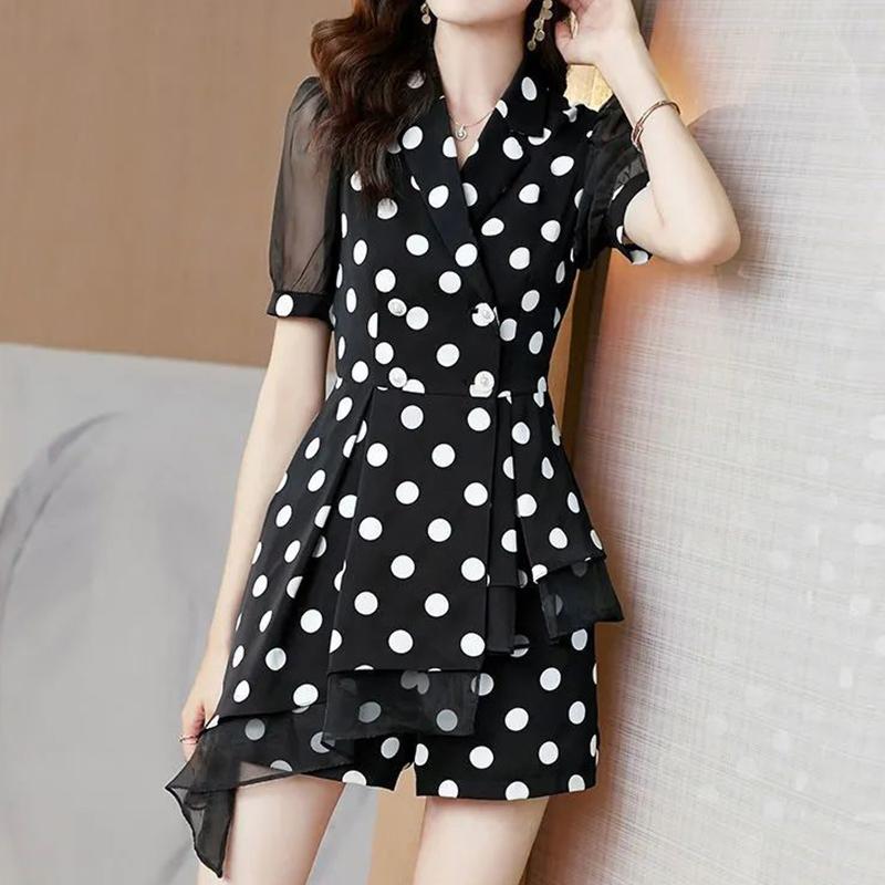 

Повседневный модный комплект из двух предметов в горошек Лето 2024 Новый топ-поло с коротким рукавом, приталенная рубашка, шорты с эластичной талией, женский костюм L чёрный