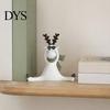 Moderne Wohnzimmer-Tischdekorationen Nordisch Minimalistisch Harz Rentierfigur mit Strickschal, Niedliche Heilende Hirschstatue, Mattweißer Boho-Tisch