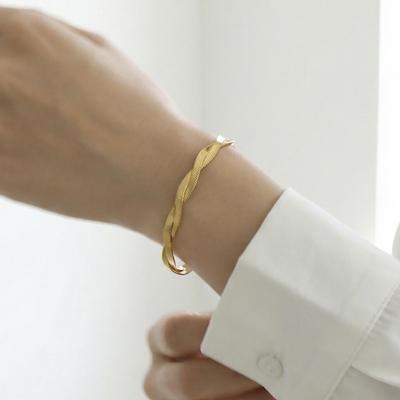 Bracciale a Catena Intrecciata, Stile Europeo e Americano, Acciaio Inossidabile Placcato Oro 18K, Gioiello di Moda Semplice e Versatile.