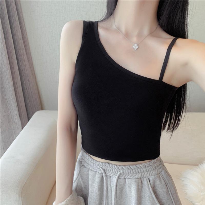 Sportovní tílko v korejském stylu s odhalenými rameny a vestavěnou podprsenkou, zeštíhlující a stylové pro vrstvení nebo svrchní nošení