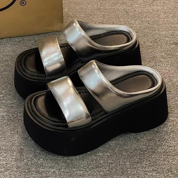 

2025 новые шлепанцы на толстой подошве и высоком каблуке, маленькие и крутые, женские летние, супермодные, носить с юбкой, пляжная обувь 36