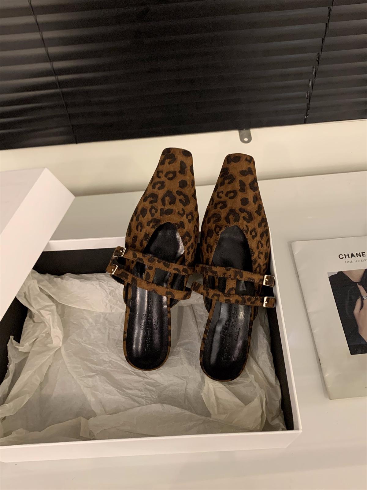 

Французские замшевые туфли на толстом каблуке, полушлепанцы с закрытым носком, женская обувь для носки весной и летом 2025 года, черные туфли-лодочки с полуподдержкой 39 цветной печати леопарда