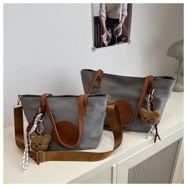 

Портативная контрастная сумка-мессенджер 2025 лето новая корейская версия ins сумка через плечо из ткани Оксфорд нишевая модная сумка-тоут small светло-серый