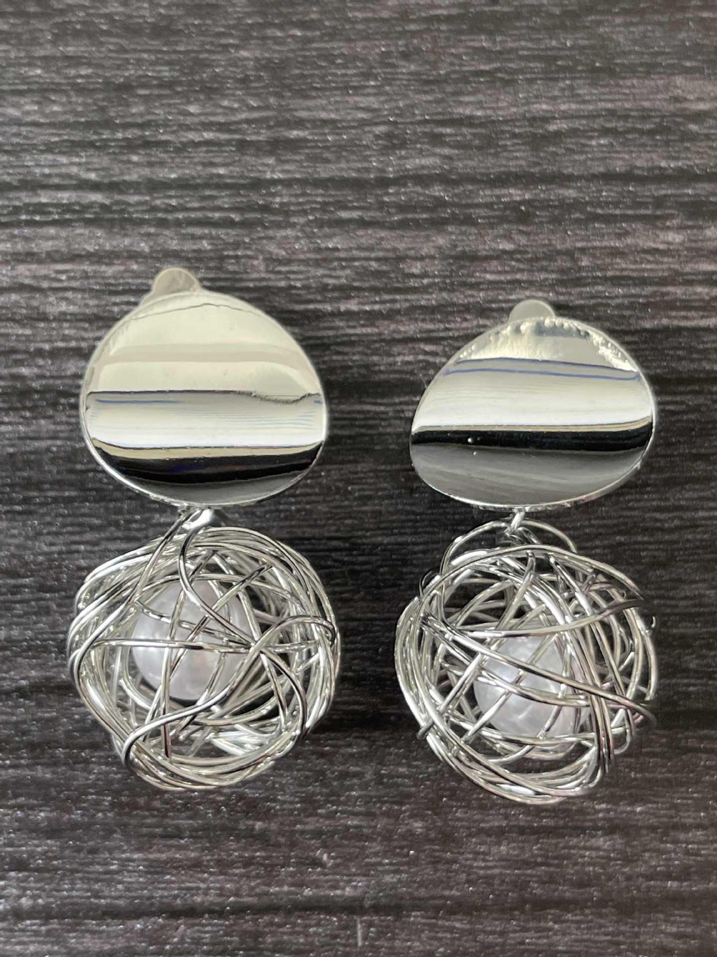 

Элегантные золотые проволочные клипсы с жемчужным шариком — прокол не требуется