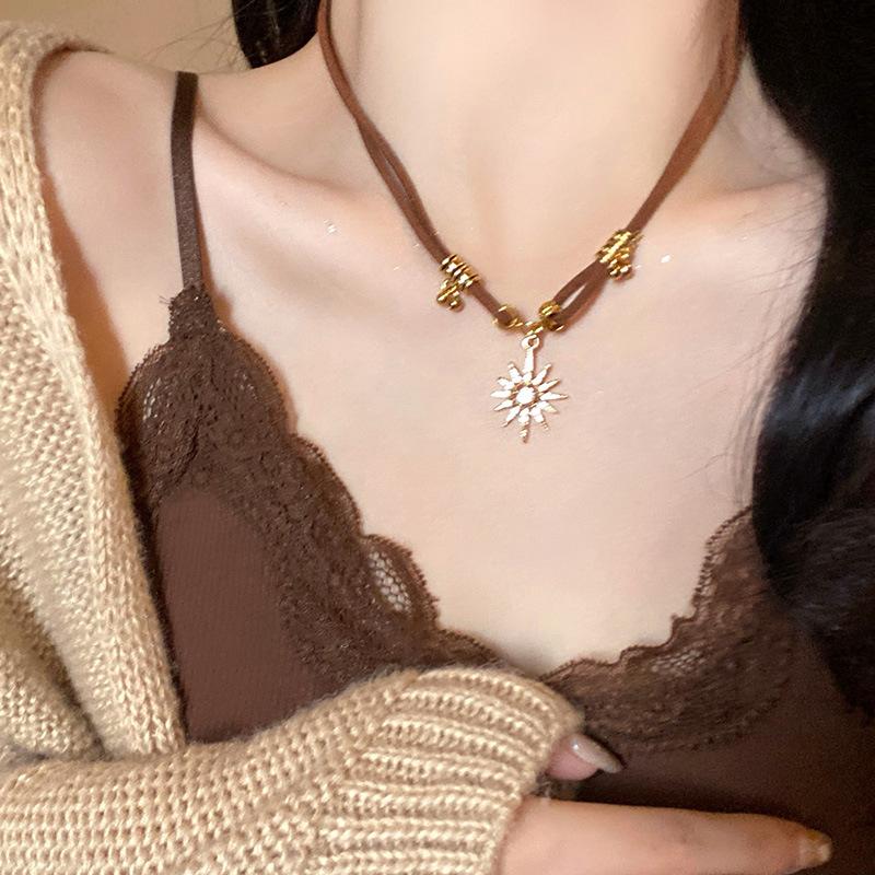 Fashion Sun Star Zircon Necklace for Women Vintage Leather Choker Necklace Double Layered Star Pendant Jewelry Adjustable Chain