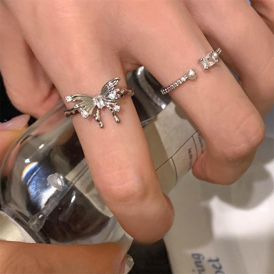 Süßer und cooler Windflüssigkeitsschmetterling Zirkonring, personalisierter vielseitiger Zeigefingerring, Nischen-Design offener Ring