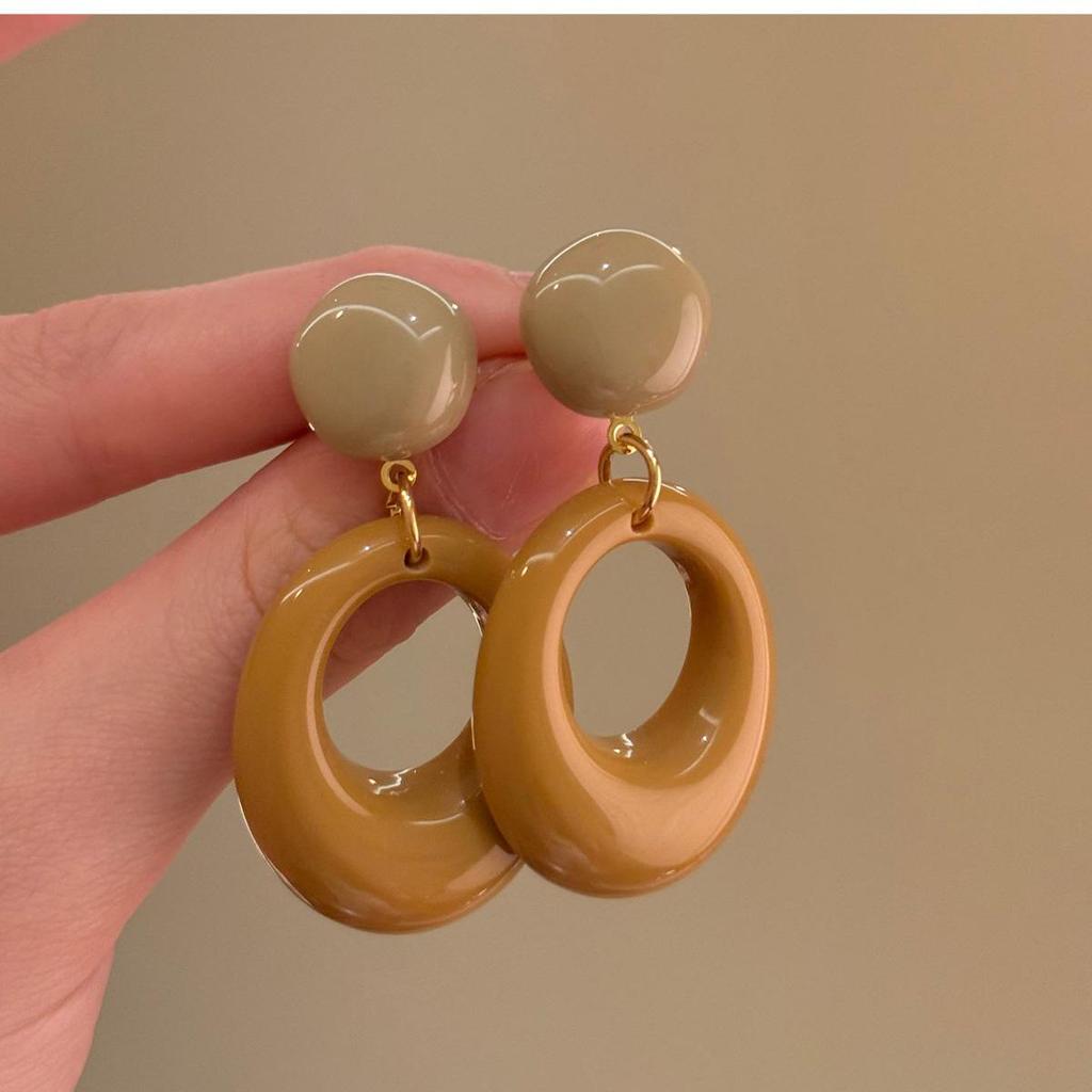 2025 New Retro Hong Kong Style Colorful Earrings: Luxury, High-End Studs, Exaggerated Fashion for Women