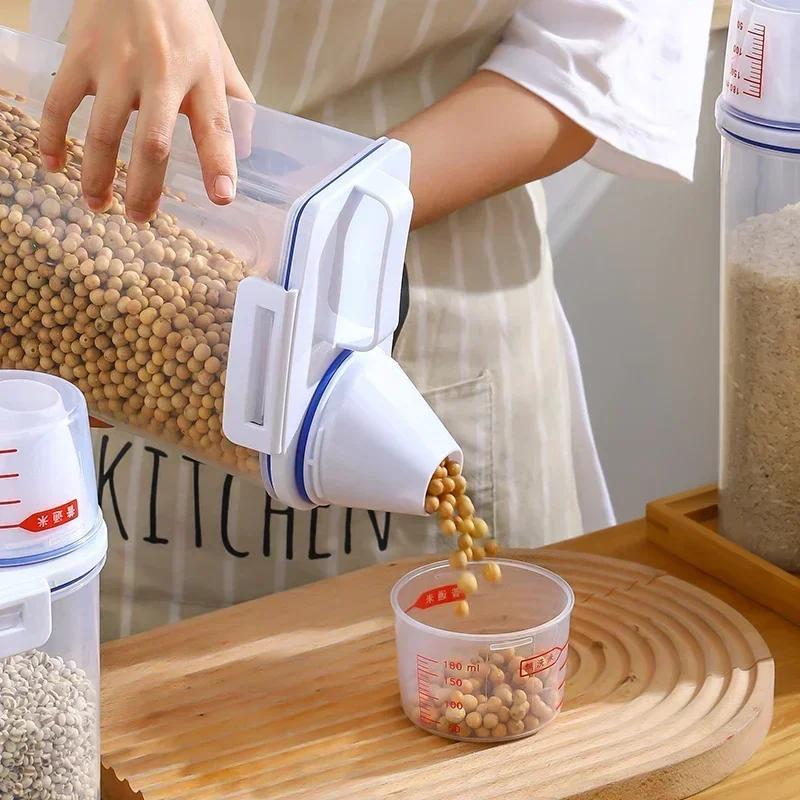 Kitchen Supplies Food Storage Bucket 1.5/2kg Portable Moistureproof Storage Tank with Scale Cup Food Bucket Plastic Container