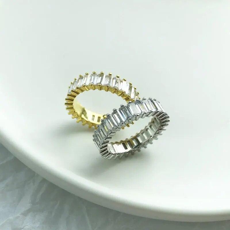 2 * 4 mm D-Farbe VVS1 Smaragdschliff voller Mossanit-Ring für Damen und Herren, 925er Sterlingsilber vergoldet, 18 Karat klassisches Diamant-Ewigkeitsband