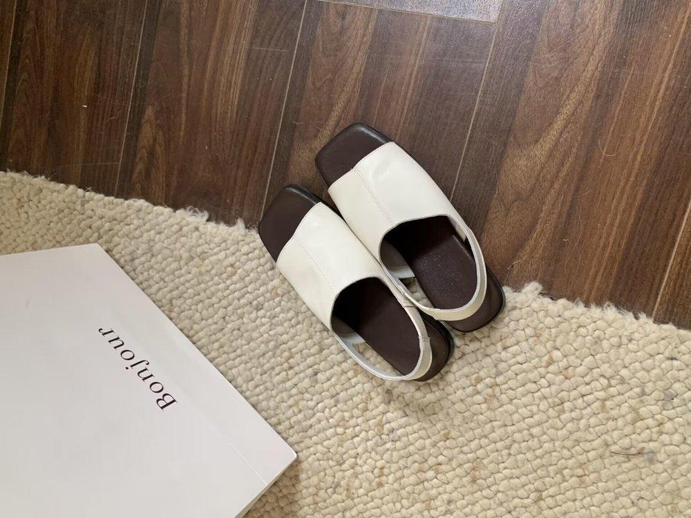 

Korean Style Female Sandals Square Head Flat Bottom Shoes Summer Retro Fashion Solid Color Lightweight Beach Slippers 35