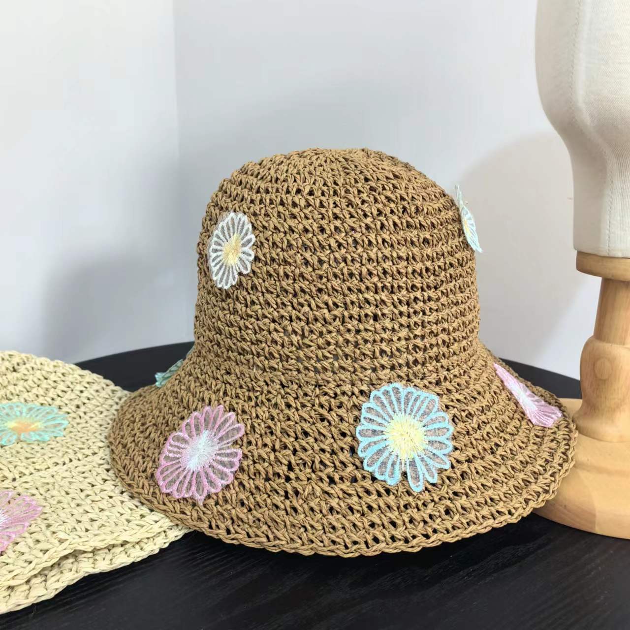 

Милая маленькая соломенная шляпа с цветком, большой карниз, приморский козырек от солнца, пляжный солнцезащитный крем, маленькая свежая шляпа-ведро, модная, универсальная, летняя, милая M（56-58cm） верблюд