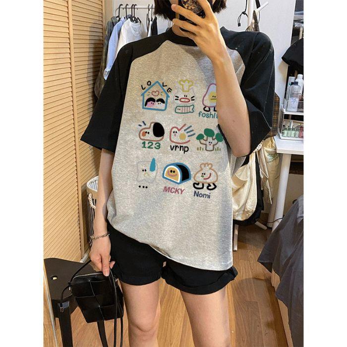 Camiseta de Algodão Puro com Ombro Raglã e Manga Curta Feminina Verão Tamanho Grande Divertida e Moderna Estampada Contrastante Casual