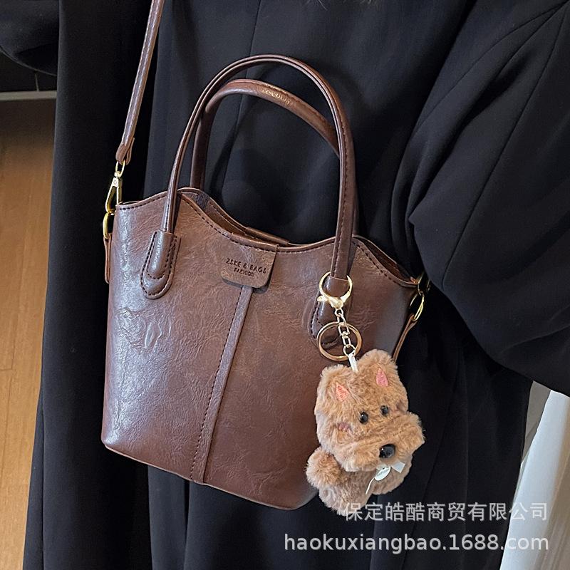 Hand bag women's 2025 new trendy high-end sense exquisite super fire commuter shoulder bag crossbody portable bucket bag